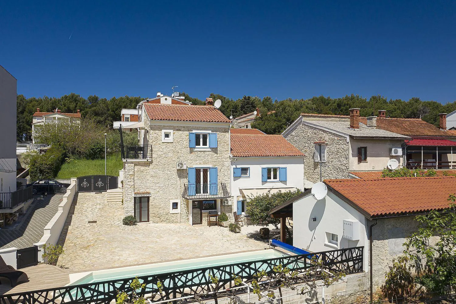 200 Meter Zum Strand Mit Salzwasserpool, Grill, Sonnenterrasse 풀라 아파트