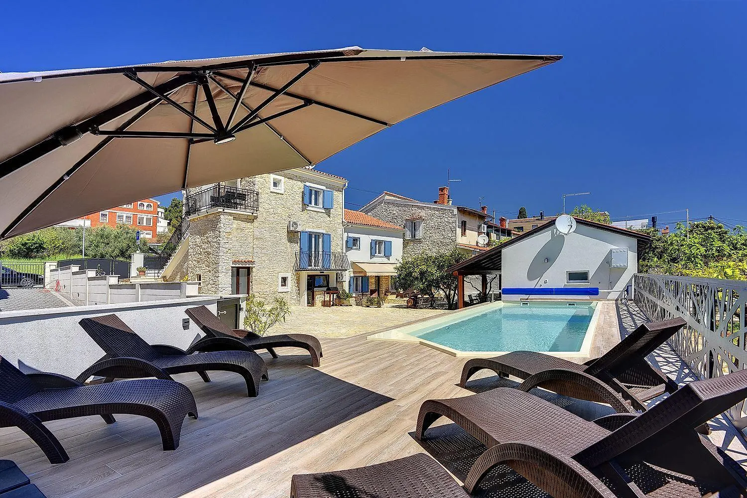 פולה 200 Meter Zum Strand Mit Salzwasserpool, Grill, Sonnenterrasse דירה